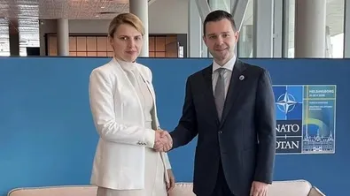 Петрова и Муцунски няма да развържат дипломатическия възел