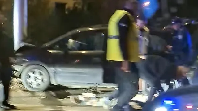 Тежка катастрофа на бул. „България“ в София: автомобил се заби в стълб