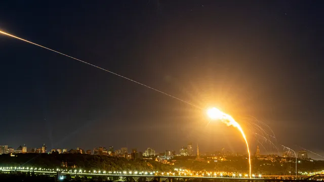 Русия атакува Киев с ракети и дронове след предупреждението на Зеленски