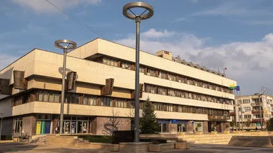 Община Ямбол за задържаната служителка: Дългогодишната работа не освобождава от отговорност