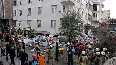 Три етажа на блок в Истанбул се срутиха, 7 души са под развалините