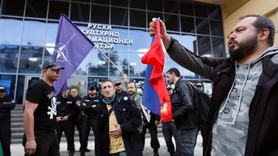 Протест "Не на руската война" пред Руския културен център в София, запалиха руски флаг