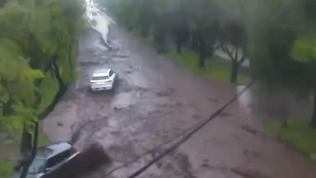 Мощно наводнение в Чили отнесе автомобили и автобуси по улиците на Сантяго