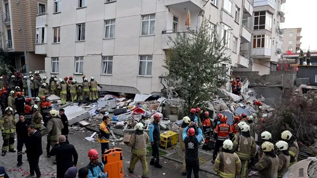 Пет станаха жертвите при срутването на блок в Истанбул