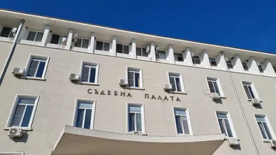 Въпреки заповед за защита: Мъж нападна бившата си и намушка друг