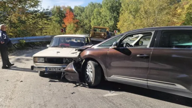 Две коли се сблъскаха край Смолянските езера, движението е затруднено