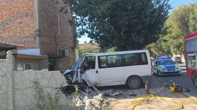 Микробус се вряза в ограда на къща край Бургас, шофьорът загина