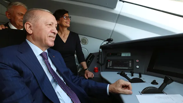 Ердоган откри жп участък към България и лично подкара първия влак