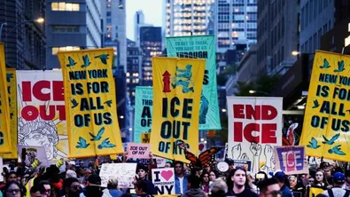 Протест в Ню Йорк след стрелба на имиграционен агент по мъж с дете в колата