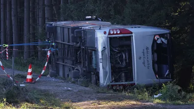 11 загинали при сблъсък на туристически автобус с пътна помощ в Турция