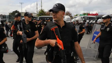 Полицията в Истанбул нахлу в офисите на опозиционната телевизия