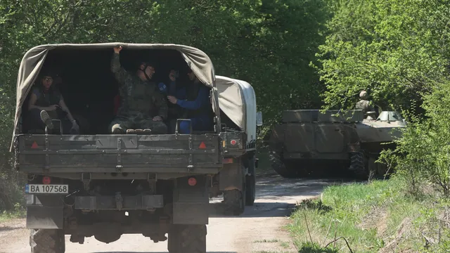Военна техника и колони на Сухопътните войски излизат по пътищата на 15 и 16 октомври