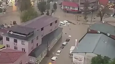 Поройни дъждове потопиха автомобили в Истанбул (ВИДЕО)