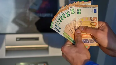 Минималната заплата става 660 евро от 2027 г. според предложение на правителството