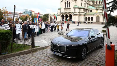 Посрещнаха Вселенския патриарх Вартоломей с протест в София