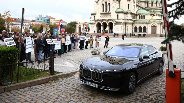 Посрещнаха Вселенския патриарх Вартоломей с протест в София