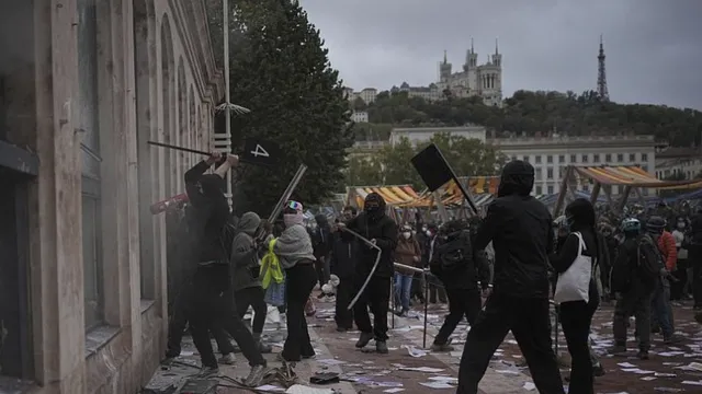 Европа на протест срещу скъпия живот: 1200 арестувани и 150 ранени полицаи във Франция
