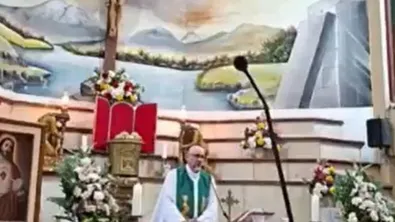 Свещеник загина, след като дървен кръст падна върху него по време на литургия в Еквадор