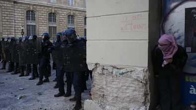 В части от Франция въвеждат полицейски част заради протестите