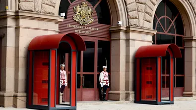 Йотова връчва националния флаг на 35-ата Българска антарктическа експедиция