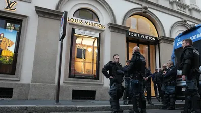 Chanel, Tiffany и Dior прибраха стоката от витрините в Милано заради протестите