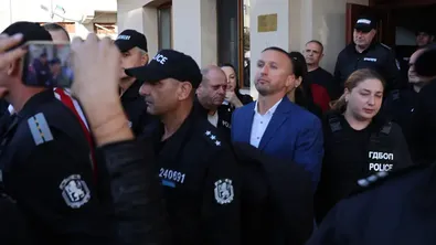 Изведоха с белезници Радослав Ревански от кметството в Белица
