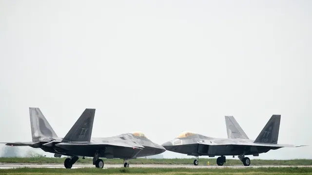 Американски военен самолет кацна в Бургас