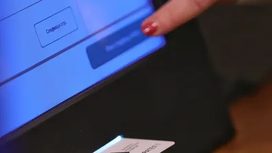 ЦИК показва как се гласува с машина на метростанция НДК