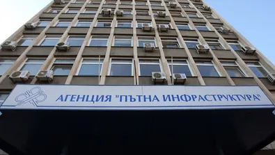 Служители на АПИ протестират с искане да знаят каква ще бъде реформата в агенцията и кой ще бъде съкратен