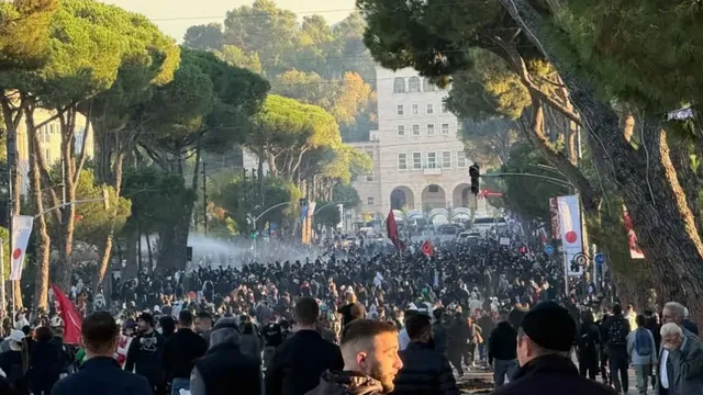 Хаос в Албания: Протестиращи замерят министерство с камъни, полицията използва водни оръдия