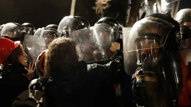 Сблъсъци и пожари на антиправителствения протест в Албания, осем души са ранени