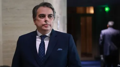 Асен Василев гласува: България има нужда от президент, от когото няма да се срамуваме