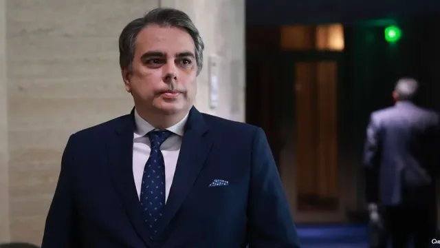 Асен Василев гласува: България има нужда от президент, от когото няма да се срамуваме