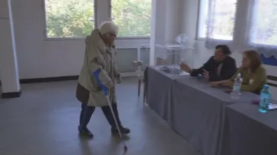 С две патерици и без очила: Баба Цанка се справи с машинния вот