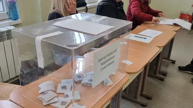 Изборен скандал в Пловдив: Шапка със "Z", блъскане и съборена урна