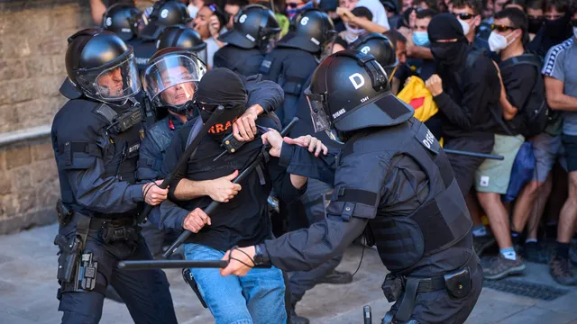 Сблъсъци в Барселона и Португалия: Десетки арести и ранени полицаи