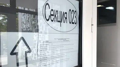 Гласоподаватели нападнали член на СИК заради символ на шапката му