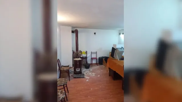 Части от тавана паднаха в изборна секция
