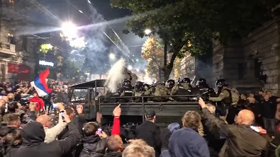 Екцесии в Сърбия след изборната загуба на Вучич: Граждани замеряха полицията с камъни