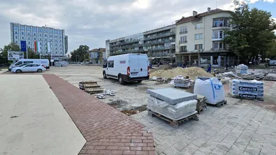 Обновяват централния площад в Бяла Слатина, ремонтът върви по график