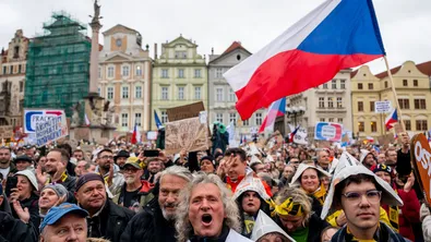 Хиляди на протест в Прага: Правителството на Бабиш обвинено в опит да постави обществените медии под политически контрол