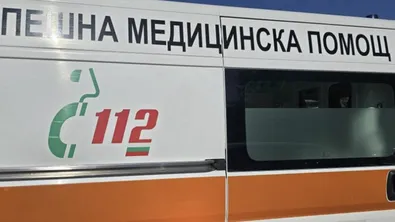 Автомобил се преобърна след удар в мантинела край Мъглиж, пострадаха жена и тийнейджърка