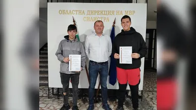 Ученици от Силистра защитиха възрастна жена от агресивен мъж