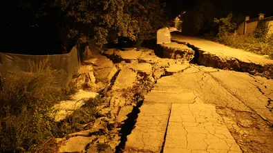 Пропадна част от пътя към  „Евксиноград“ след авария на магистрален водопровод във Варна