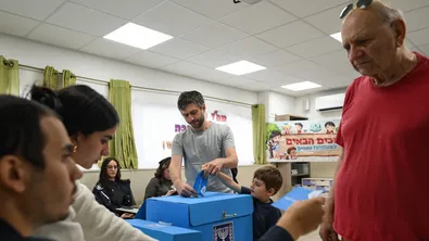 Израел гласува. Нетаняху в сложна битка за политическото си оцеляване