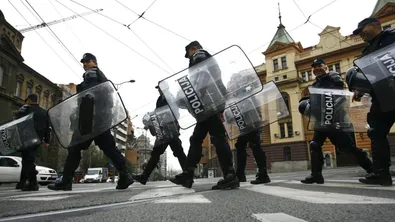 Напрежение в Белград: Протестиращи нахлуха в редакция на сръбски вестник, Сърданович призова за спокойствие