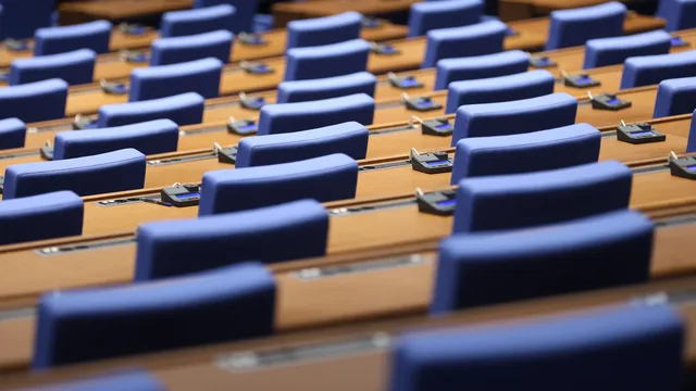 Народното събрание не успя да събере кворум за началото на извънредното заседание