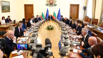 Премиерът Радев обеща цените на тока и на парното да останат на това ниво