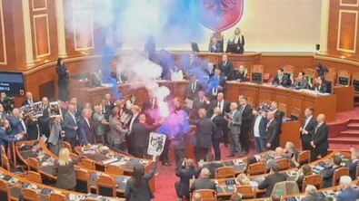 Факли, димки и сблъсъци в парламента на Албания заради протестите срещу Еди Рама
