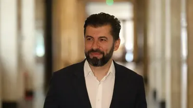 Кирил Петков се закани да съди Йотова